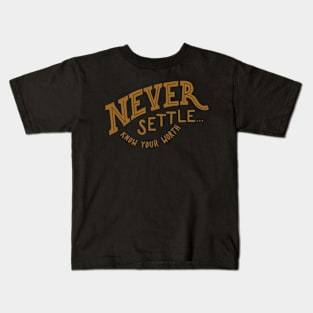 Never settle Kids T-Shirt